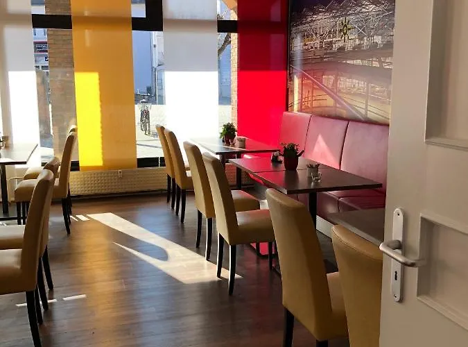 科隆-波恩机场蒙大拿酒店 3* 特罗斯多夫